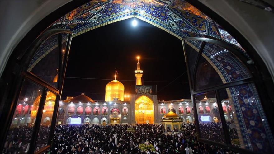 Mausoleo de Imam Reza (P), 8º Imam de chiíes, en la conmemoración del martirio de Imam Yafar al-Sadiq (P), Mashad, noreste de Irán.