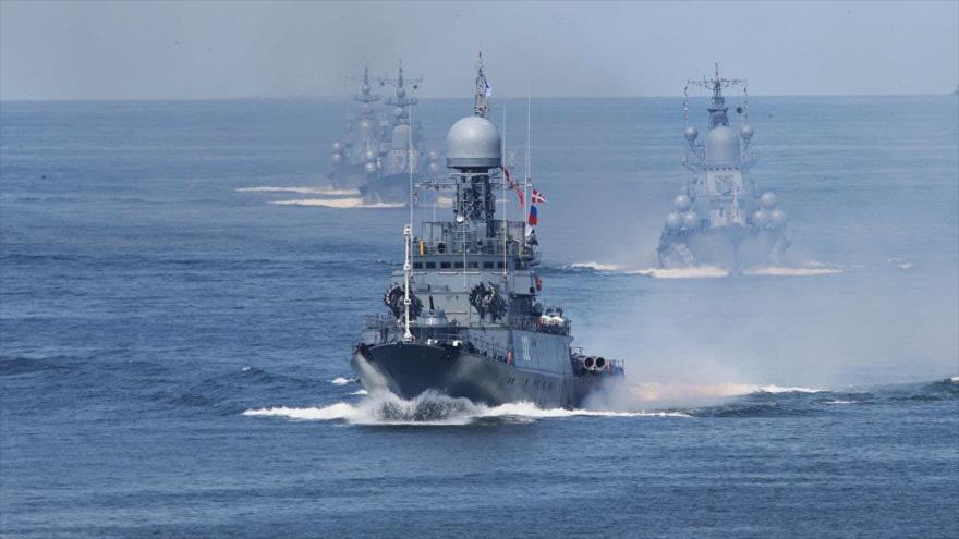 La flota báltica de la Armada rusa durante un ensayo militar en el mar Mediterráneo.