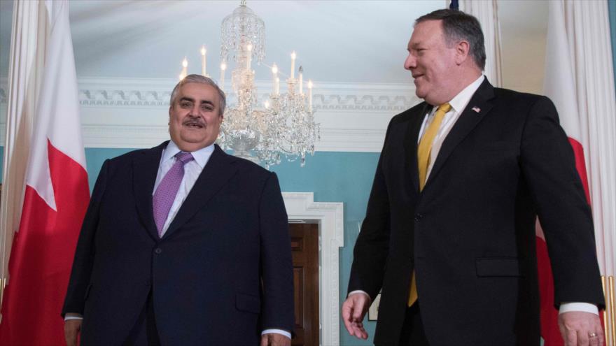 El canciller bareiní, el sheij Jalid Bin Ahmad Al Jalifa (izq.), y su par estadounidense, Mike Pompeo, en una reunión en Washington, 3 de octubre de 2018. (Foto: AFP)