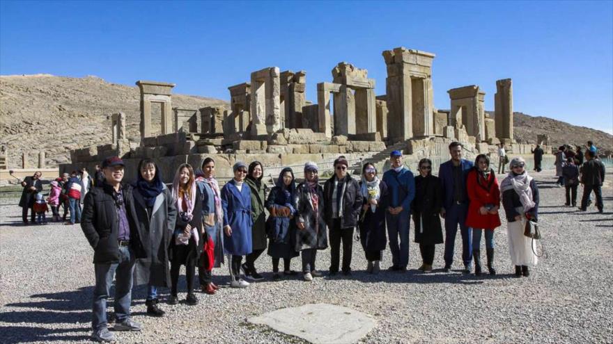 Un grupo de turistas chinos visita Persépolisa, en Shiraz, sur de Irán, enero de 2019. (Foto: IRNA)