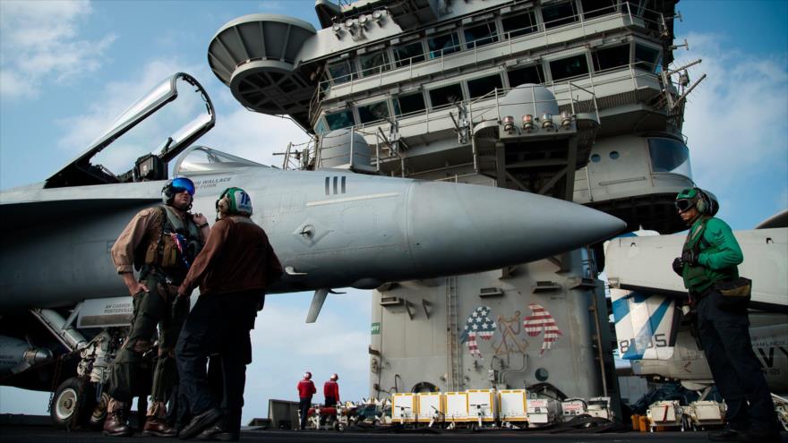 Un piloto estadounidense habla con sus compañeros en el portaaviones USS Abraham Lincoln en el mar Arábigo, 3 de junio de 2019. (Foto: AP)