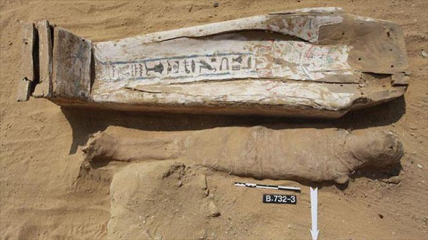 Hallan decenas de momias de 2000 años cerca de una antigua pirámide en Egipto.