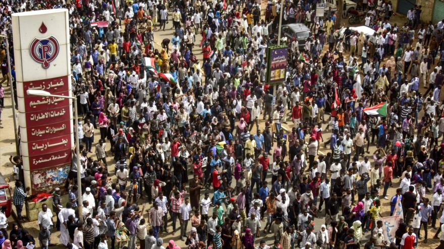 Manifestantes sudaneses marchan contra la junta militar que gobierna el país, Omdurman, Sudán, 30 de junio de 2019. (Fuente: AFP)