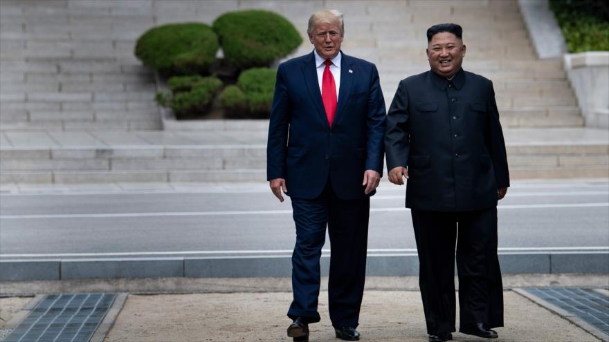 El presidente de EE.UU., Donald Trump (izd.), y el líder norcoreano, Kim Jong-un, caminan juntos en suelo norcoreano, 30 de junio de 2019. (Foto: AFP)