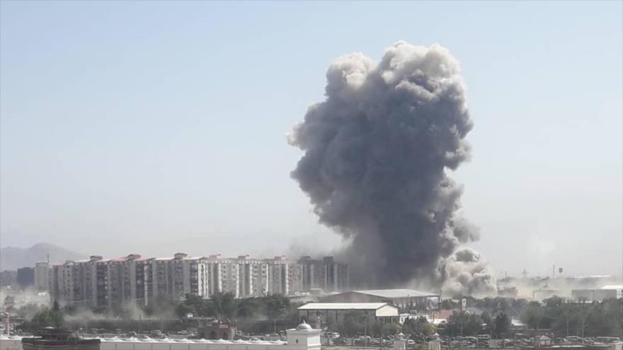 Grande columna de humo producida por una explosión cubre el cielo de la ciudad de Kabul, 1 de julio de 2019.