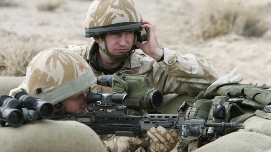 Dos soldados británicos durante una operación en Basora, sur de Bagdad, capital de Irak, 16 de diciembre de 2007. (Foto: Reuters)
