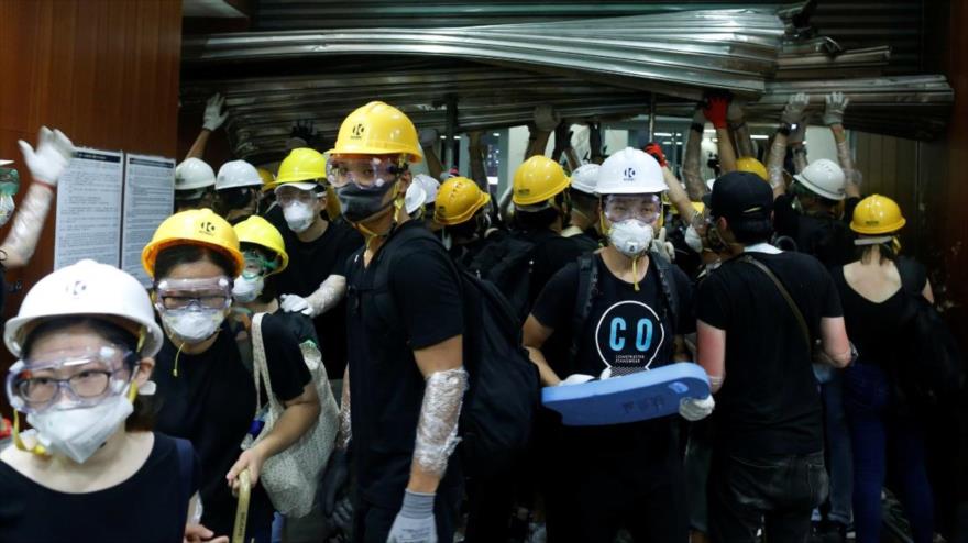 Manifestantes irrumpen en el Parlamento de Hong Kong | HISPANTV