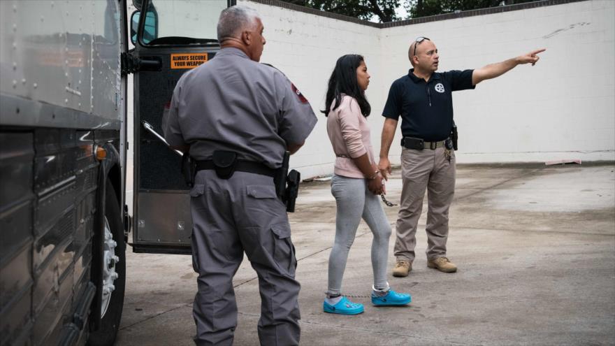 EEUU dice a las mujeres inmigrantes que “beban de los inodoros” | HISPANTV