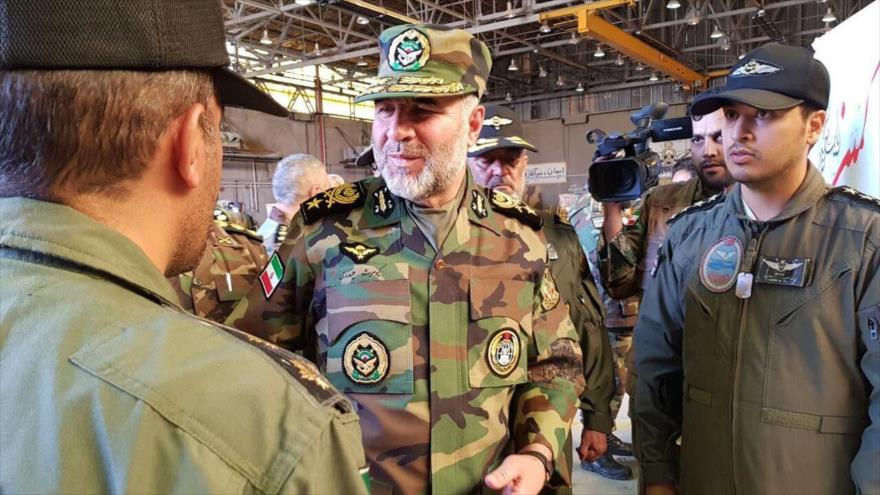 El comandante de la Fuerza Terrestre del Ejército de Irán, el general de brigada Kiumars Heidari, habla con varios de sus subalternes. 
