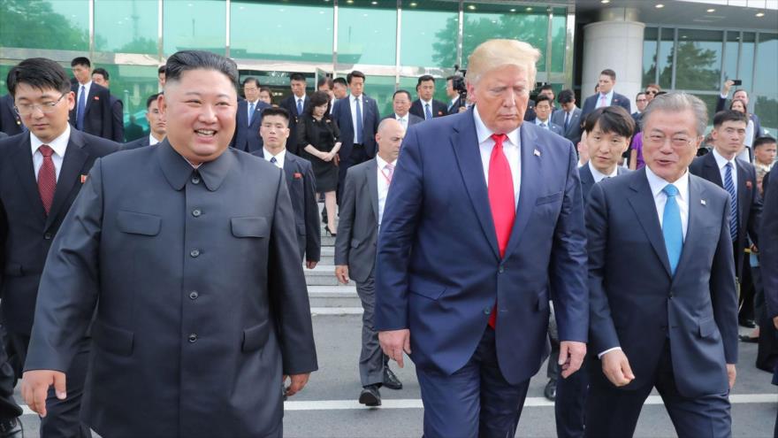 Líder norcoreano, Kim Jong-un (izq.), el presidente de EE.UU., Donald Trump (c), y el presidente surcoreano, Moon Jae-in (dcha.) en Panmunjom, 30 de junio de 2019. (Foto: AFP)
