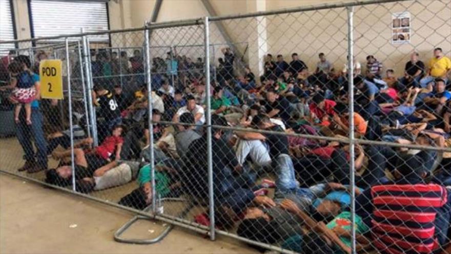 La foto, publicada por la OIG de EE.UU., muestra cómo 88 migrantes están apretados detrás de cercas con capacidad para 41, en Texas.