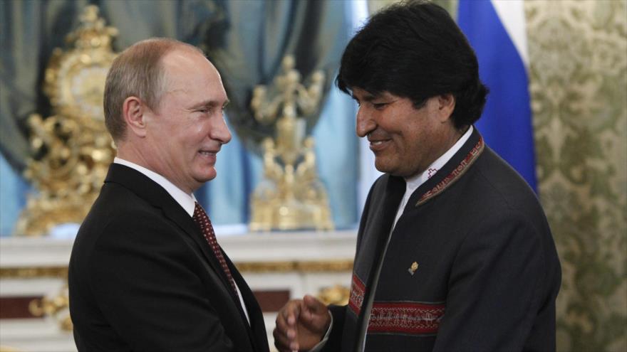 El presidente de Bolivia, Evo Morales, y su par ruso, Vladimir Putin, se saludan durante un encuentro en Moscú, 13 de junio de 2018.