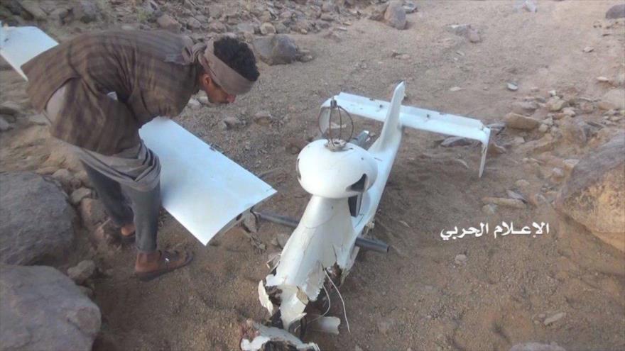 Restos de una aeronave no tripulada (dron) espía de Arabia Saudí, interceptada y derribada por fuerzas yemeníes.