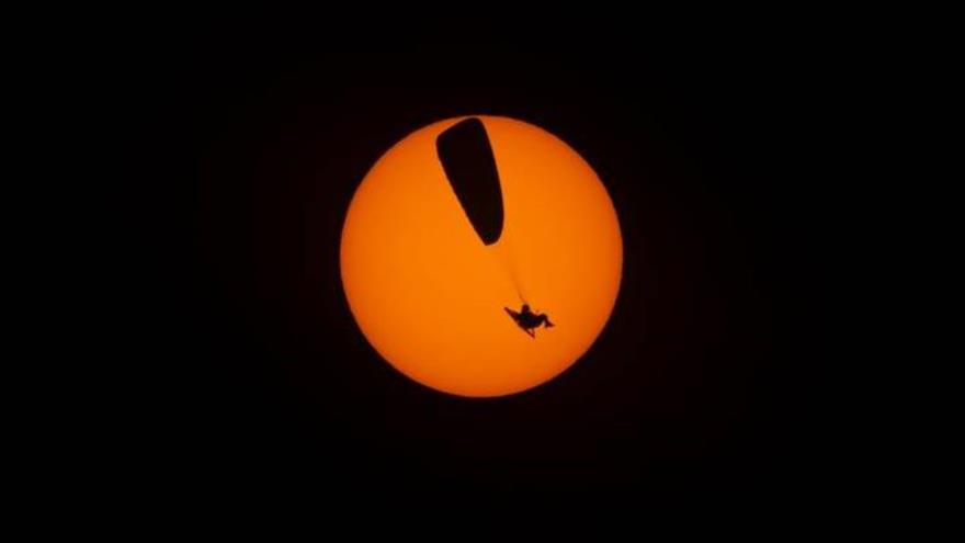 Vídeo y fotos: Parapentista vuela en medio del eclipse solar | HISPANTV