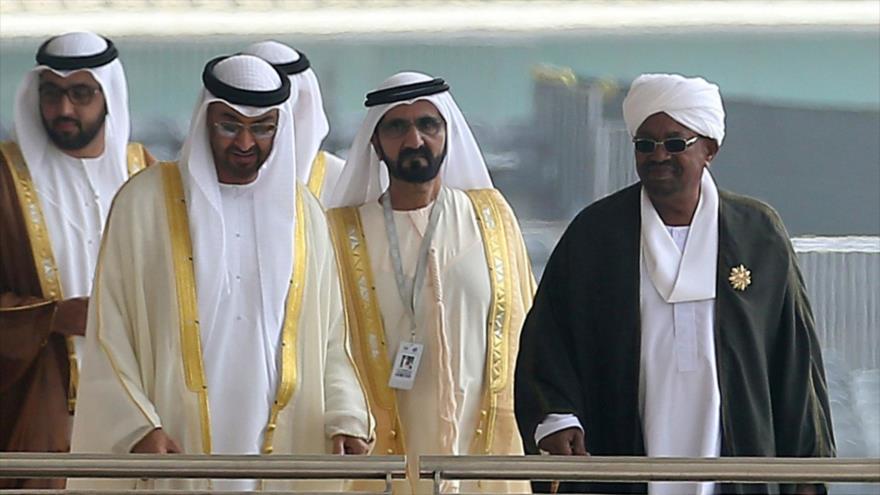 El príncipe heredero emiratí, Mohamad bin Zayed Al Nayhan (C), y el expresidente de Sudán, Omar al-Bashir (dcha.).