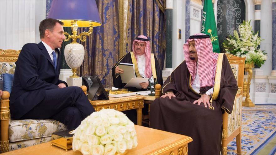 El rey de Arabia Saudí, Salman bin Abdulaziz Al Saud, (dcha.) se reúne con el secretario de Relaciones Exteriores británico Jeremy Hunt, en Riad. 