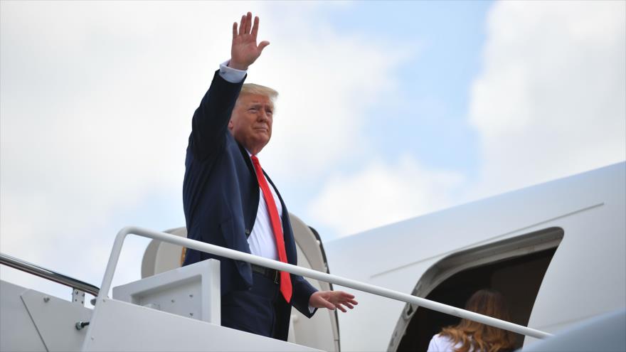 El presidente de EE.UU., Donald Trump, saluda al abordar el avión en la Base Conjunta Andrews en Maryland, 5 de julio de 2019. (Foto: AFP)