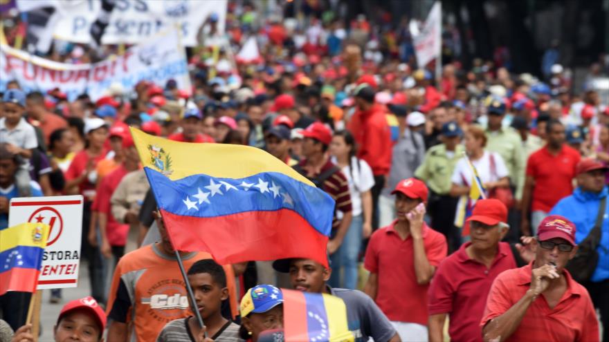Partidarios de Maduro marchan en Día de Independencia de Venezuela | HISPANTV