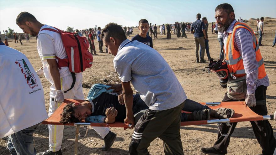 Trasladan a un joven palestino herido en las protestas en la Franja de Gaza, 5 de julio de 2019. (Foto: AFP)