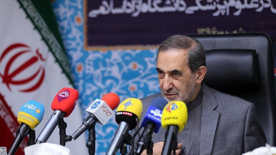 El asesor del Líder de la Revolución Islámica de Irán para Asuntos Internacionales, Ali Akbar Velayati, durante una reunión en Teherán, la capital. (Foto: ANA)