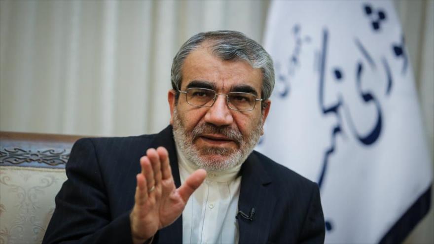 El portavoz del Consejo de Guardianes de Irán, Abás Ali Kadjodayi, habla durante una reunión en Teherán, la capital. (Foto: Mehr)