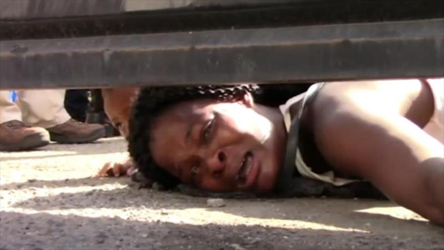 “Mi hijo está muriendo”, una migrante suplica ayuda para su niño