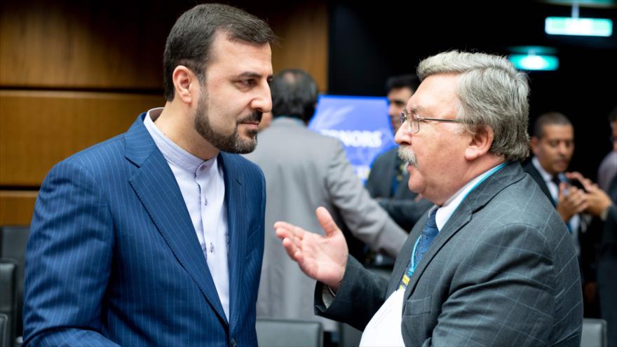 El embajador ruso ante las organizaciones internacionales en Viena, Mijaíl Uliánov (dcha.), y su homólogo iraní, Kazem Qarib Abadi, 10 de septiembre de 2018.