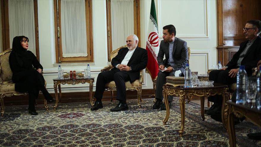 La embajadora de Bolivia en Teherán, Romina Pérez Ramos, se reúne con el canciller persa, Mohamad Yavad Zarif, 7 de julio de 2019. (Foto: Mehrnews)