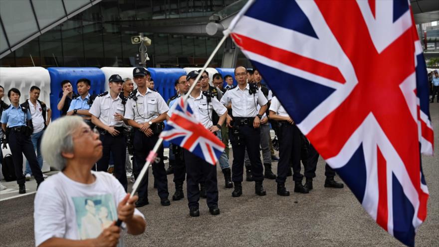 Una manifestante ondea una bandera británica durante una protesta contra el proyecto de ley de extradición en Hong Kong, 7 de julio de 2019. (Foto: AFP)