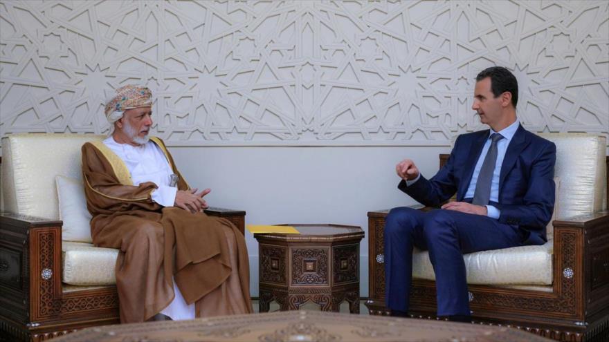 El canciller omaní, Yusuf bin Alawi bin Abdulá (izda.), se reúne con el presidente sirio, Bashar al-Asad, Damasco, 7 de julio de 2019. (Foto: SANA)