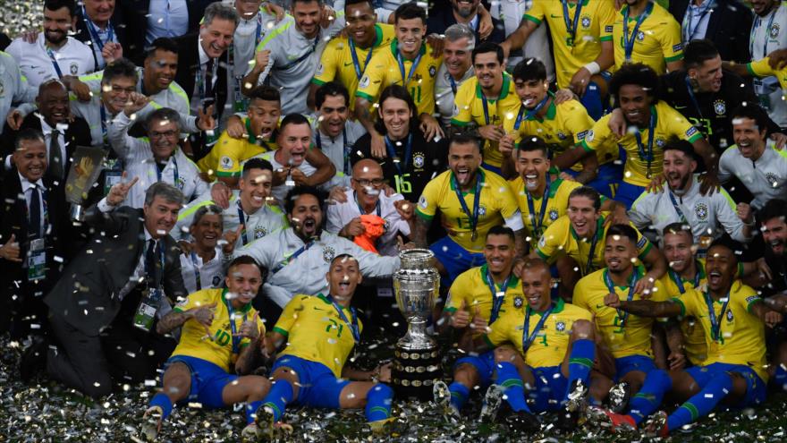 Miembros de la selección de Brasil celebran tras derrotar a Perú en la Copa América, 7 de julio de 2019. (Foto: AFP)