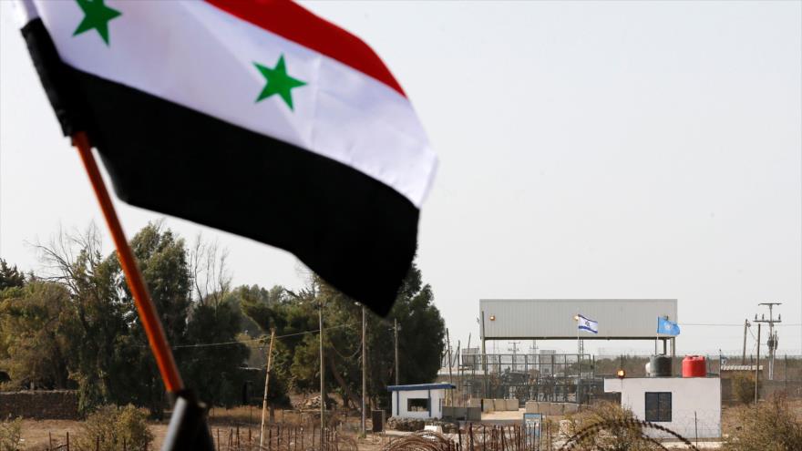 La bandera siria ondea en la ciudad de Al-Quneitra en los altos de Golán, 15 de octubre de 2018. (Foto: AFP)