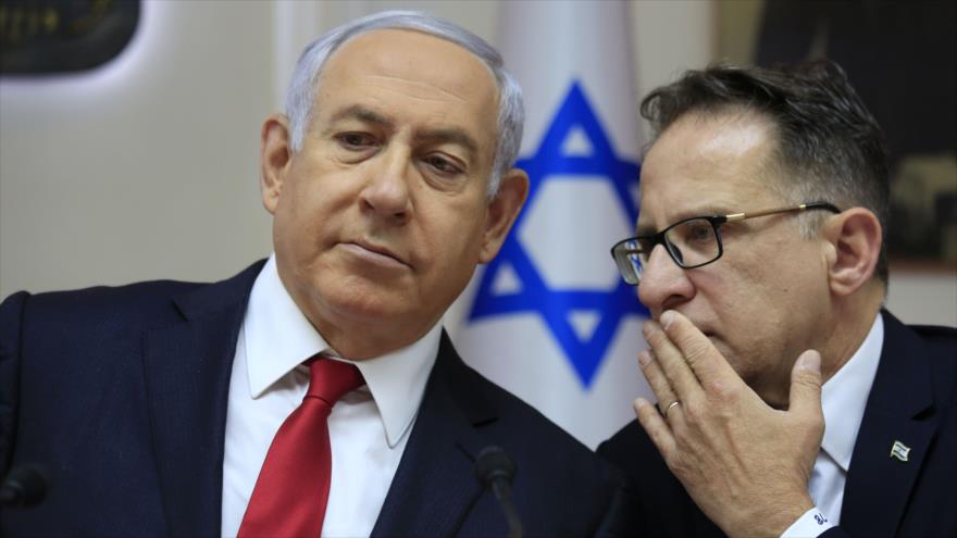 El premier israelí, Benjamín Netanyahu (izda.), y su ministro de exteriores, Yisrael Katz, en una reunión del gabinete, 19 de mayo de 2019. (Foto: AFP)