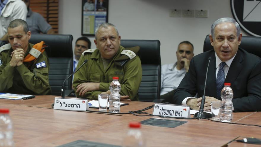 El primer ministro israelí, Benjamín Netanyahu (dcha.), y el exjefe del estado mayor de Israel, Gadi Eizenkot (C), en una reunión en Tel Aviv.