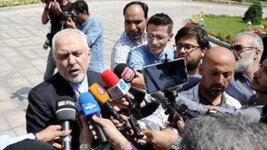 El canciller iraní, Mohamad Yavad Zarif, habla con la prensa, Teherán, 10 de julio de 2019.