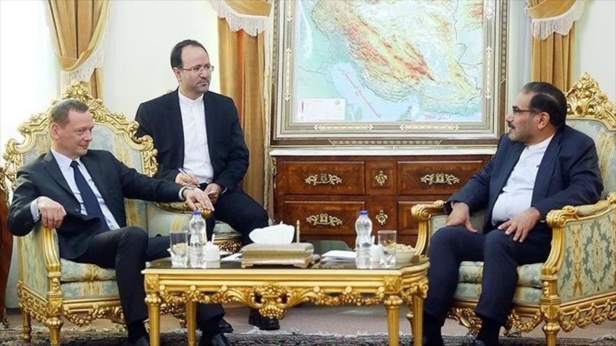 El secretario del Consejo Supremo de Seguridad Nacional de Irán, Ali Shamjani (dcha.), y Emmanuel Bonne, asesor del presidente francés, en Teherán.