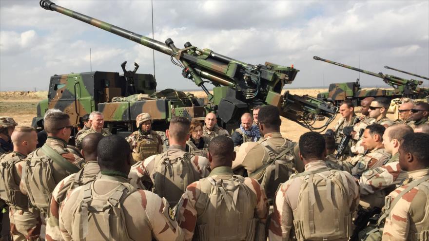 La ministra de Defensa francesa, Florence Parly, habla con soldados galos tras una operación en el norte de Siria, 9 de febrero de 2019. (Foto: AFP)