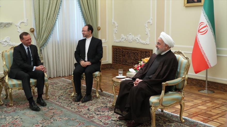 El presidente iraní, Hasan Rohani (dcha.), y Emmanuel Bonne, asesor del presidente francés, en Teherán, 10 de julio de 2019. (Foto: President.ir)