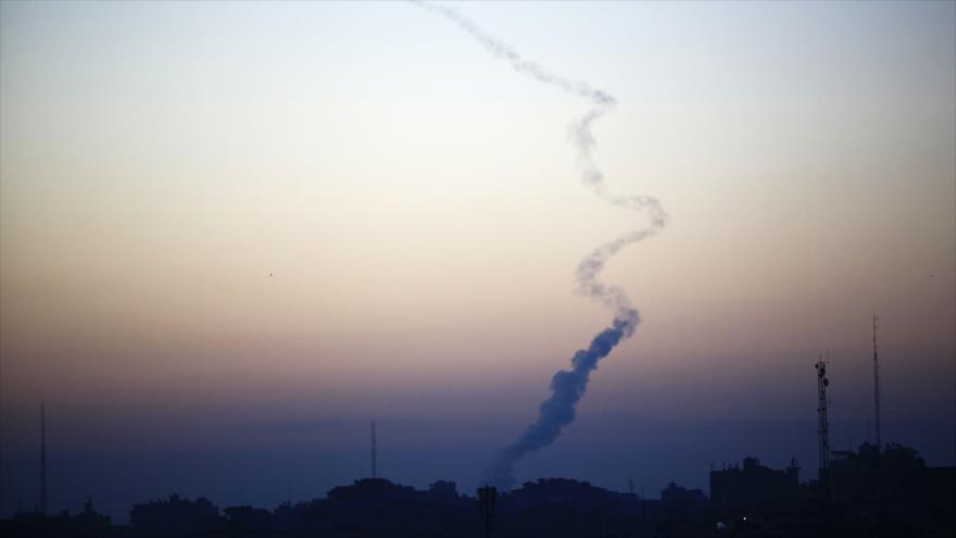 Una fotografÃa tomada desde la ciudad de Gaza muestra un cohete lanzado desde el enclave palestino hacia Israel, 5 de mayo de 2019. (Fuente: AFP)