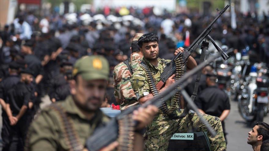 Fuerzas palestinas leales al Movimiento de Resistencia Islámica de Palestina (HAMAS) en una marcha en la Franja de Gaza, 26 de julio de 2017. (Foto: AFP)