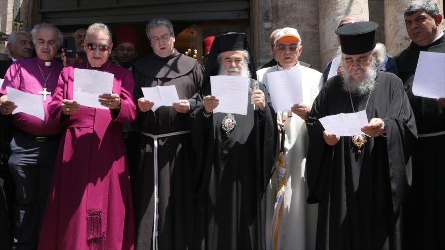 Patriarca ortodoxo griego de Al-Quds, Theophilos III (c), junto a otros líderes cristianos, Al-Quds, 11 de julio de 2019. (Foto: AFP)