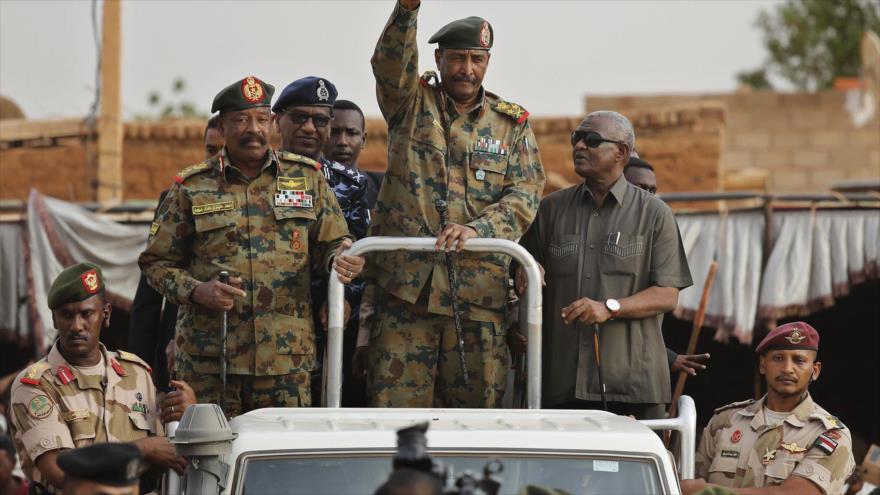 El general Abdel-Fattah Burhan, jefe de la junta militar sudanesa saluda a sus partidarios, 29 de junio de 2019.