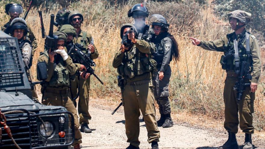 Fuerzas israelíes disparan gases lacrimógenos contra manifestantes palestinos en una aldea cisjordana, 28 de junio de 2019. (Foto: AFP)