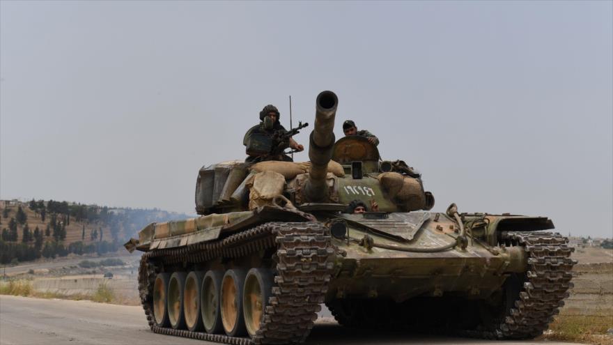 Un tanque del Ejército sirio desplegado en una zona en Hama durante los enfrentamientos con los terroristas, 8 de junio de 2019. (Foto: AFP)