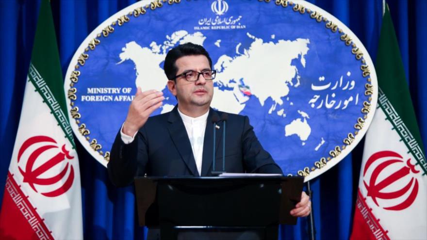El portavoz de la Cancillería de Irán, Seyed Abás Musavi, habla en una rueda de prensa en Teherán, la capital persa.