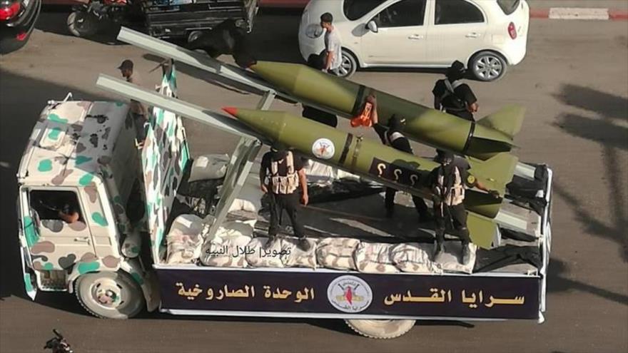 Combatientes del Movimiento de la Yihad Islámica Palestina exhiben sus misiles durante un desfile militar en la Franja de Gaza.