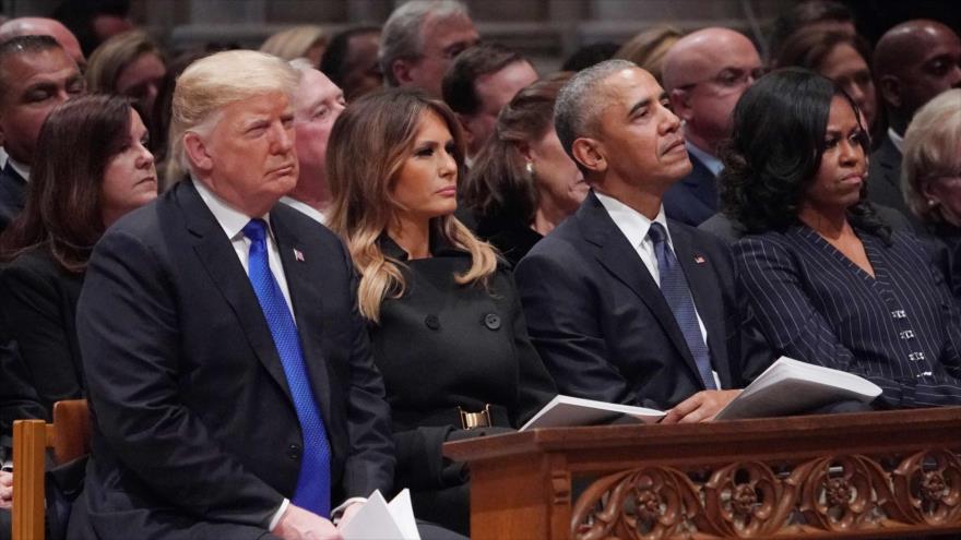 El presidente de EE.UU., Donald Trump (izda.) y su predecesor Barack Obama (centro) en un funeral en Washington, 5 de diciembre de 2018. (Foto: AFP)