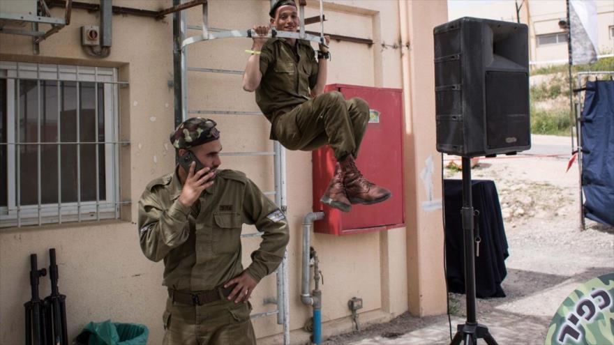 Un soldado israelí utiliza su teléfono móvil en una base militar.