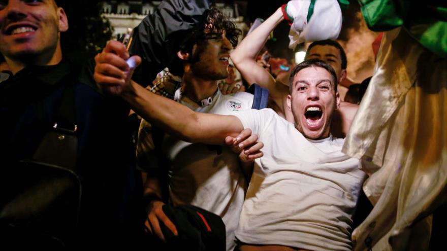 Los argelinos celebran la victoria de su equipo ante Nigeria, 14 de julio de 2019. (Foto: AFP)
