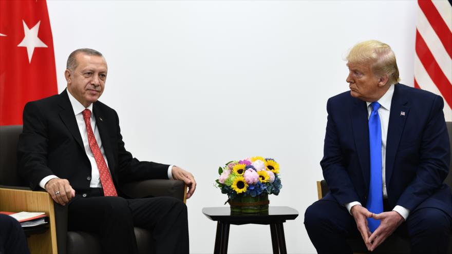 El presidente de Turquía, Recep Tayyip Erdogan (izda.), y su par estadounidense, Donald Trump, Osaka, 29 de junio de 2019. (Foto: AFP)